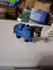 VINTAGE LEGO LEGOLAND 6085 DRAGON KNIGHT'S HORSE WITH BLANKET USED RARE - Picture 1 of 6
