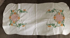 "Bufanda de tocador bordada/corredor de mesa vintage 24" - Imagen 1 de 2