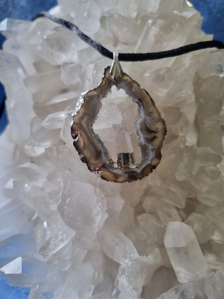 Achat Geode Scheiben Anhänger,Galvanisiert,43x35mm,ohne Band.mit Kristallspitze. - Bild 1 von 1