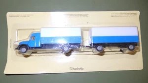 HO 1:87 Autocarro con cassone e rimorchio livrea blu e teloni bianchi - Foto 1 di 3