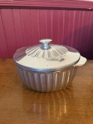 Wilton Armetale Columbia圆形砂锅盘带盖 — 第 1/4 张图片