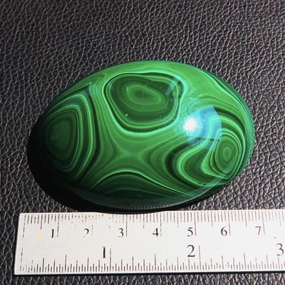Oval shaped Green Malachite Cabochon 739 CT - 70 mm x 51 mm - Collectors Piece - Image 1 of 4