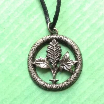Collar colgante amuleto hoja hiedra acebo roble runas árbol en madera verde estaño Foto 1 de 3