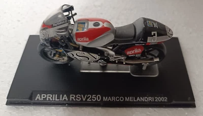 MODELLINO MOTO 1:24 Aprilia RSV 250 Marco Melandri 2002 NO Box in plexiglass - Immagine 1 di 4