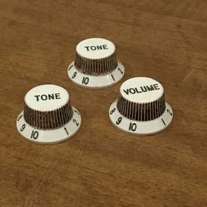 3 Vintage Style Stratocaster Relic Old White Knobs Set Fender Strat Green Fonts! - Bild 1 von 7