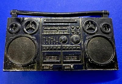 Retro Boombox Estéreo Radio Cassette Músico Novedad Hebilla de Cinturón 2006 Mobtown Foto 1 de 4