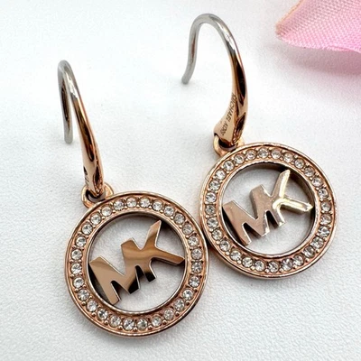 Pendientes colgantes Michael Kors tono oro rosa pavé cristal logotipo MK diseñador moderno Foto 1 de 4