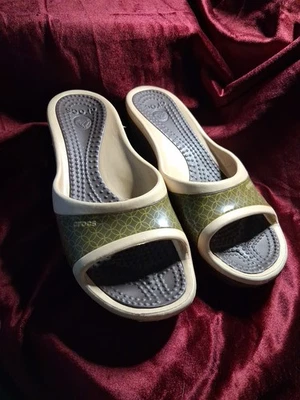 Sandalias Crocs Sassari de tacón de cuña punta abierta para mujer, talla 10, marrón dorado Foto 1 de 4