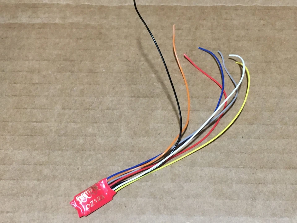 Digitrax Z/N/HO Scale 1 Amp Economy Mobile Decoder 8 pin Long Harness DZ123 - Image 1 of 1