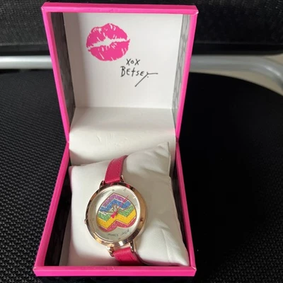 Conjunto de reloj corazón arco iris y pulsera corazón cristal Betsey Johnson para damas 259117PNK Foto 1 de 4