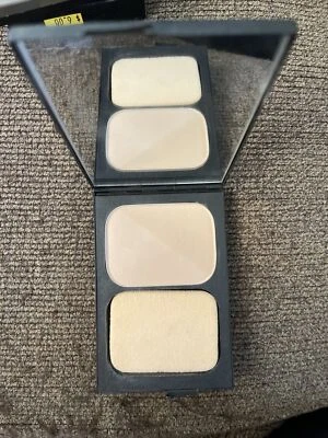 Base en polvo Sebastian Trucco Duo LUZ* Marca de manchas* Foto 1 de 4