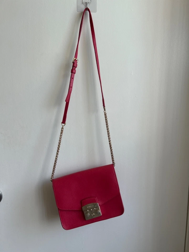 Tiracolo pequeno Furla Metropolis – Couro texturizado vermelho - Imagem 1 de 1