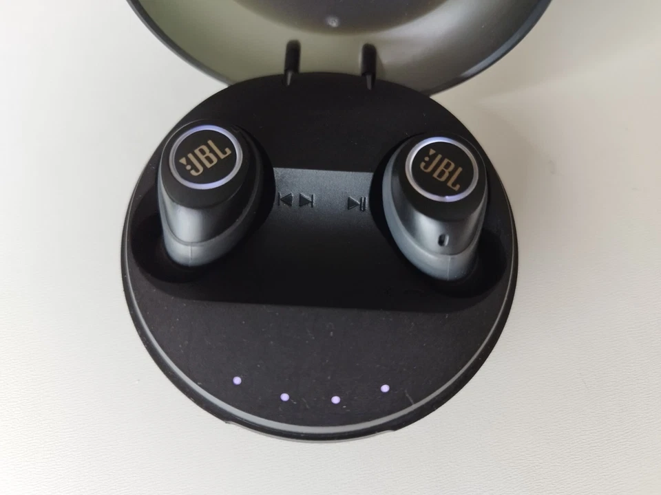 JBL Free X - Écouteurs sans fil avec station de recharge - Photo 1/4