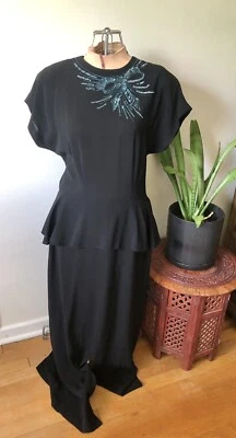 Vestido de crepé negro de 1930 con detalle de lazo de cuentas/lentejuelas azul cielo Foto 1 de 4