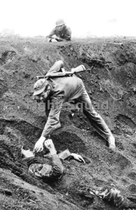 WW2 Picture Photo Iwo Jima US soldier discover Japanese pretending be dead 4573  - Picture 1 of 3