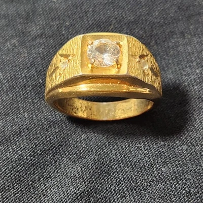 Anillo De Colección Para Hombre Circonita cúbica Chapado en Oro Amarillo 18 Kt 3 Piedras Grabadas Flechas Talla 10.5 Foto 1 de 4