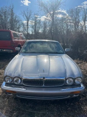 XJ8       2001 Fuse Box Cabin 6449 - Image 1 of 4