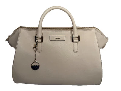 DKNY Bolso de Hombro Cartera Beige Dorado Dije Cartera Excelente Estado Limpio Usado en Excelente Estado Foto 1 de 4