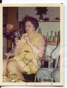 altes Foto Frau mit 8mm Kamera 1974, 1970er, 8x11cm - Picture 1 of 1