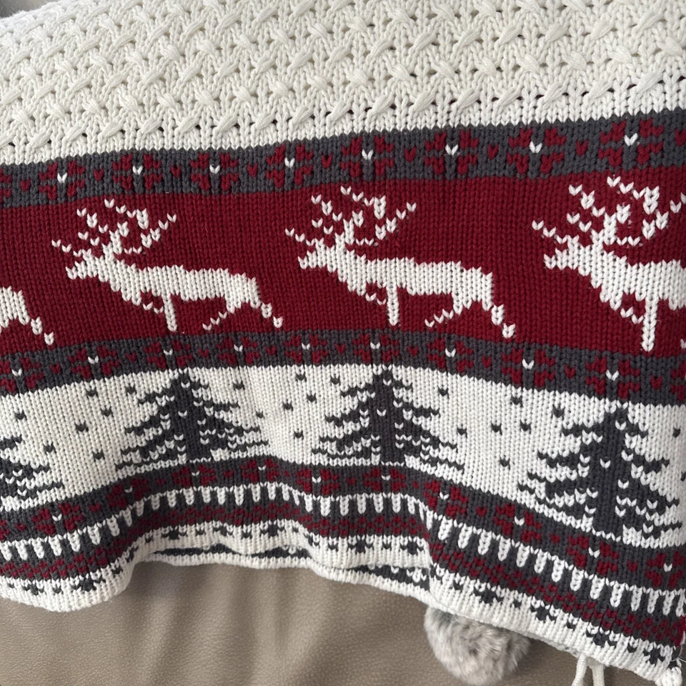 Pottery Barn? Fair Isle tiro de reno 52x66” rojo verde con manta pompón Foto 1 de 4