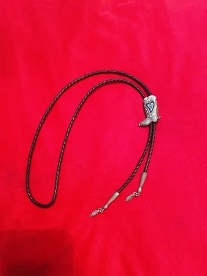 Bota de peltre con incrustación Bolo Tie Foto 1 de 3