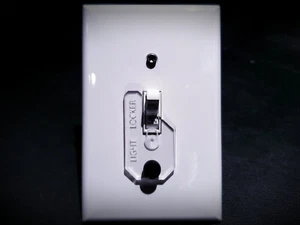 KIPPLICHTSCHALTER SCHUTZ / SCHLOSS SCHRANK FÜR SCHALTER KINDERSICHERUNG - Bild 1 von 4