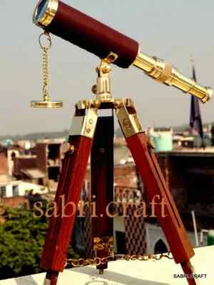 Telescopio de vidrio espía de latón antiguo de diseño náutico con trípode de madera mira marina Foto 1 de 4