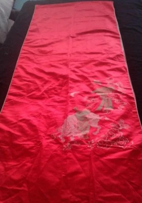 Antiguo panel bordado chino rojo con buey y hombre  Foto 1 de 4