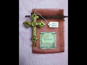 Pappmaché Kreuz, handgefertigt mit Lederhaken & Kristall. Doppelseitig, grün - Bild 1 von 4