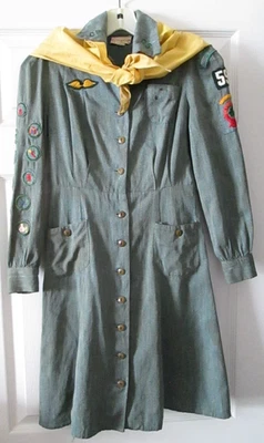 复古大约 1940 年女孩童子军纽扣前连衣裙带 17 个袖子和别针徽章等 — 第 1/4 张图片