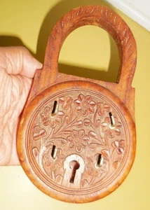 VINTAGE ART DECO PORTACHIAVI IN LEGNO STATUINA INCISA DESIGN SERRATURA FLOREALE - Foto 1 di 5
