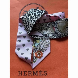 Sciarpa HERMES Twilly seta 100% JUNGLE LOVE LOVE rosa pulita - Foto 1 di 4