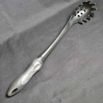 Cuchara de pasta Emeril Lagasse espagueti servidor ranurado nailon negro plateado mango Foto 1 de 4