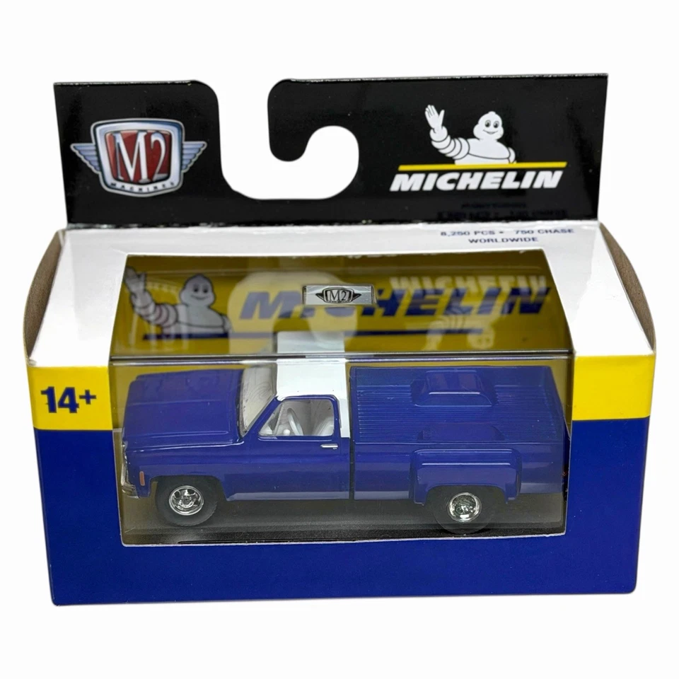 Camión Chevy base llantas personalizadas M2 de carrocería cuadrada 1:64 en caja 1/1 azul y blanco Foto 1 de 2