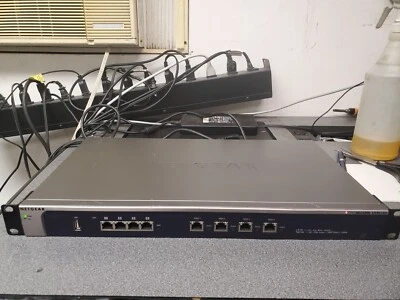 Dispositivo de gestión unificada de amenazas (UTM) Netgear ProSecure UTM150 con cable Foto 1 de 4