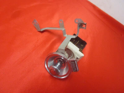 CONJUNTO DE INTERRUPTOR DE FAROL OLDSMOBILE CUTLASS 1970-1972 COM BOTÃO E MOLDURA - Imagem 1 de 4