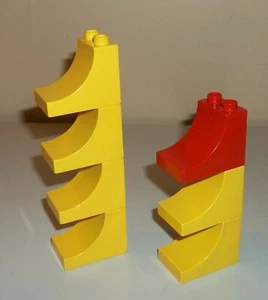 Menge Lego Duplo Steine - 7 Stück - 2x3x2 mit Kurve - gelb & rot #2301 - Bild 1 von 1