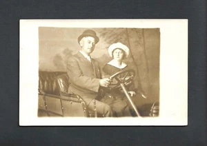 Paar im frühen Automobil RPPC Postkarte Postkarte - Bild 1 von 2