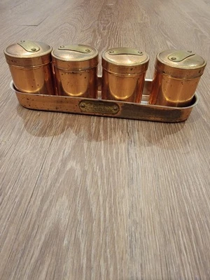 Juego De Colección De Cuatro Contenedores De Especias De Cobre Con Bandeja Soporte Cottagecore Country Foto 1 de 4