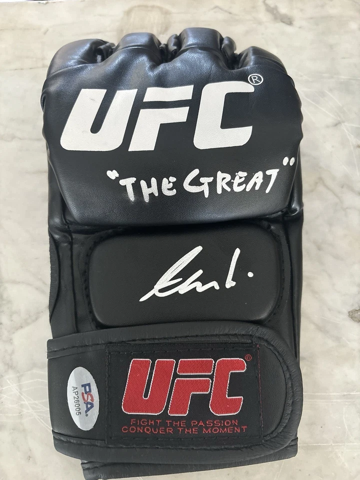 Alexander Volkanovski Signed Autographed UFC Fight Glove “THE GREAT” PSA AUTO  - Image 1 of 1