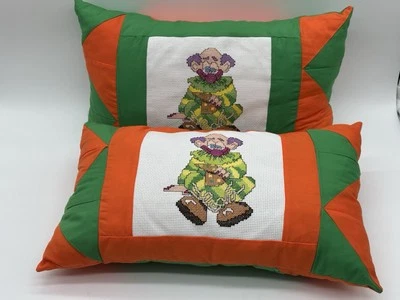 "Juego de 2 almohadas bordadas de payasos hechas a mano 10""x18""" Foto 1 de 4