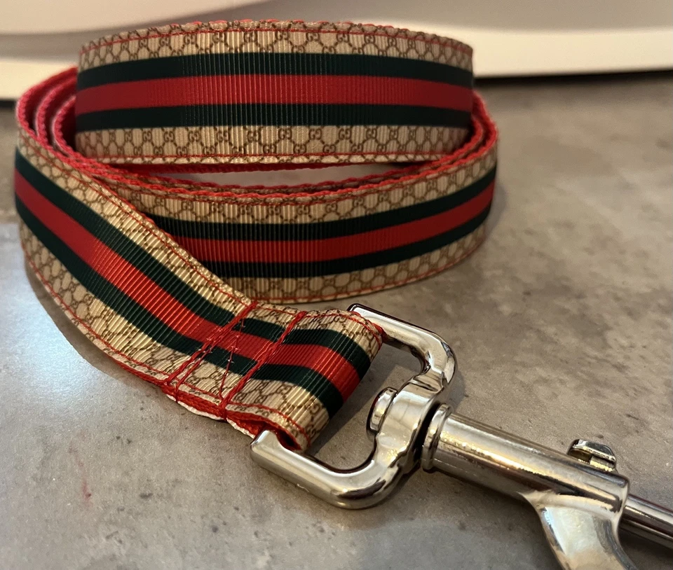 Diseñador inspirado. Juego de collar y plomo para perro a rayas verdes y rojas. Ajustable. Foto 1 de 1