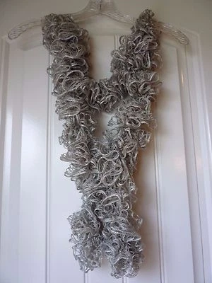 Bufanda con volantes de moda de ganchillo hecha a mano - gris brillante Foto 1 de 4