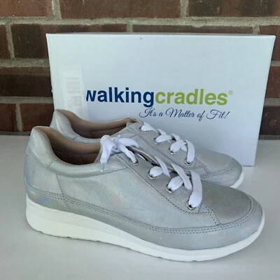 Zapatillas informales y de moda Dylan de cuero plateado para mujer con cunas para caminar EE. UU. 7,5 M Foto 1 de 4