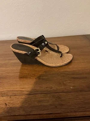 **RALPH LAUREN**PATENTE MARRÓN CHOCOLATE**SANDALIAS CUÑA** Foto 1 de 4