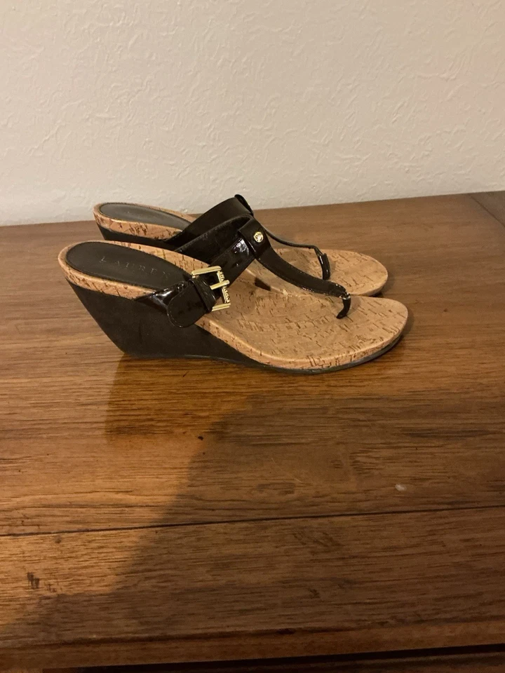 **RALPH LAUREN**PATENTE MARRÓN CHOCOLATE**SANDALIAS CUÑA** Foto 1 de 4