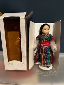 Show Stoppers Children of All Nations Japan Porzellan Puppe R769 Originalkarton - Bild 1 von 6