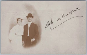 Vignette viktorianisches Paar "Safe in New York" Atlantic City NJ c1905 verschickt RPPC - Bild 1 von 2