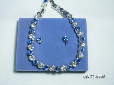 2002 AVON... Conjunto de Brincos e Brincos Perfurados Tom Prata, Cristais Azuis Safira - Imagem 1 de 4