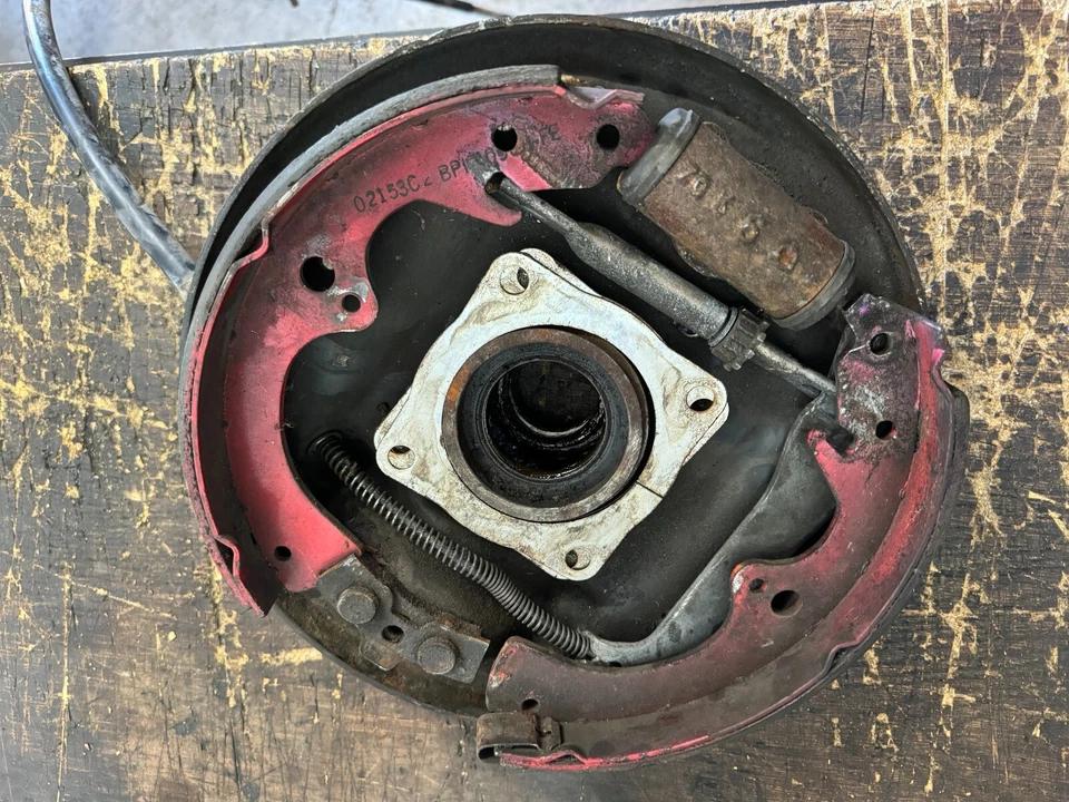 Placa de respaldo de freno trasero Mazda B2000 84 con herrajes lado del conductor (izquierdo) OEM Foto 1 de 2